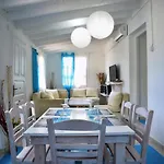 Bianca - Beachfront House - Recently Renovated בית נופש *